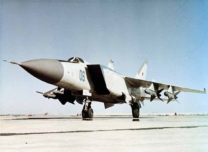 Hệ thống máy bay tiêm kích đánh chặn mang tên lửa đối không Mig-25-40 gồm máy bay tiêm kích đánh chặn Mig-25P và tổ hợp tên lửa đối không có điều khiển tầm trung R-40R (Photo of www.airwar.ru)