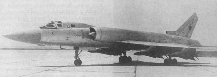 Hệ thống máy bay tiêm kích đánh chặn mang tên lửa đối không Tu-128S-4 gồm máy bay tiêm kích đánh chặn Tu-128 và tổ hợp tên lửa đối không có điều khiển tầm trung R-4R (Photo of www.airwar.ru)