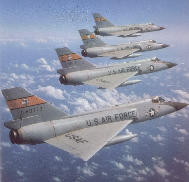 
            Biên đội máy bay tiêm kích đánh chặn mang tên lửa đối không F-102 thuộc Bộ tư lệnh Phòng không Không quân Mĩ 