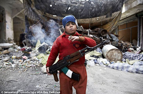 
	Hình ảnh chiến binh 7 tuổi ở Syria gây sốc.