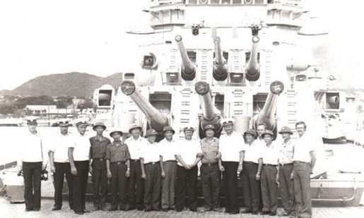 Thủ trưởng Bộ Quốc Phòng Việt Nam (giữa) và các thành viên Ban tham mưu lữ đoàn 26, PMTO, trên tuần dương hạm chỉ huy 