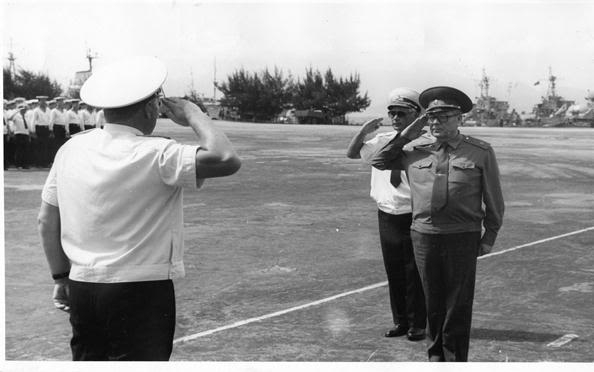 Cam Ranh, 1988. Tham mưu trưởng binh đoàn 17 Krasnikov A.G. báo cáo với đại tướng Lizitchev A.D