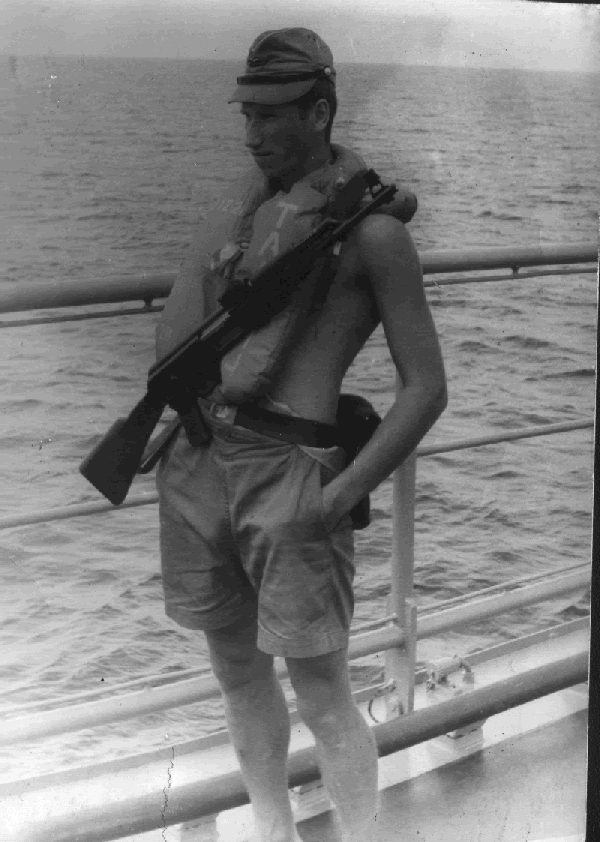 Cam Ranh năm 1988. Một thủy thủ trong phiên trực chống biệt kích - nhái (PPDO) trên boong tàu chống ngầm cỡ lớn BPK Tallin