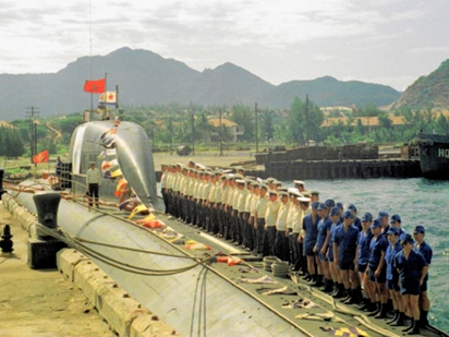 Ngay trong tháng 5/1979, các tàu chiến Liên Xô bắt đầu đi vào hải phận Cam Ranh. Ít lâu sau, các máy bay của Hạm đội Thái Bình Dương bắt đầu hạ cánh xuống Cam Ranh. Trong ảnh là thủy thủ đoàn tàu ngầm hạt nhân tấn công lớp Victor III Rroject 671RTM  biên chế trong Sư đoàn tàu ngầm số 38 (Liên đội tàu chiến số 17) tại Cam Ranh