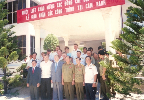 Ngày 2 tháng 5 năm 2002. Cảng Cam Ranh. Sau khi ký biên bản thỏa thuận tiếp nhận-chuyển giao các hạng mục công trình tại Cam Ranh