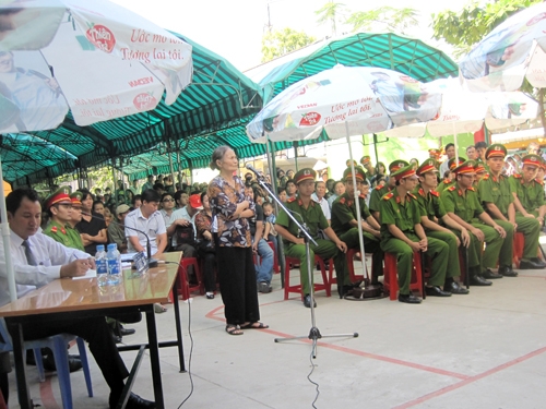 Mẹ trung tá Chuyên trả lời HĐXX