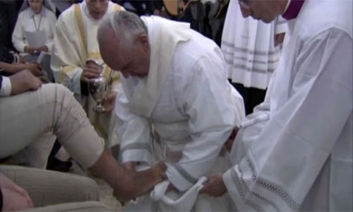 Giáo hoàng rửa chân cho tud nhân nữ