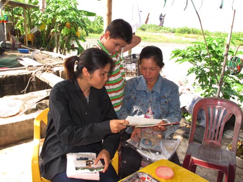 
	Bà Phạm Thị Hiền (trái) và bà Nguyễn Thị Thương (vợ ông Vươn, phải) cùng chuẩn bị cho phiên toà