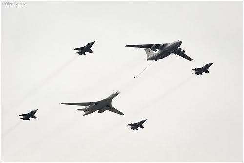 Đội hình diễu hành đường không gồm máy bay tiếp dầu IL-78, máy bay tấn công chiến lược Tu-160 và 2 cặp máy bay tiêm kích hộ tống Mig-31B (Photo of Oleg Ivanov)