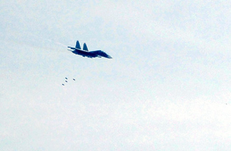 
	Tiêm kích Su-30MK2 Trung đoàn 935 thực hành ném bom mặt đất.