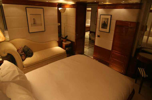 
	&nbsp;Một phòng ngủ dành cho khách trên du thuyền Starfire.