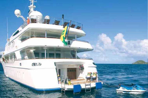 
	Du khách có thể chơi nhiều trò trên du thuyền Starfine như lặn hoặc lướt sóng.