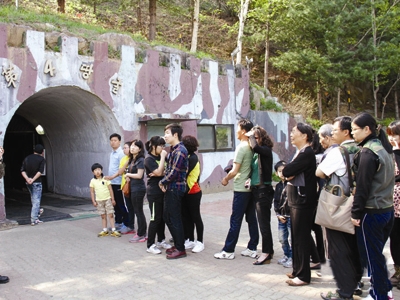 Du khách tham quan trước cửa Đường hầm số 4