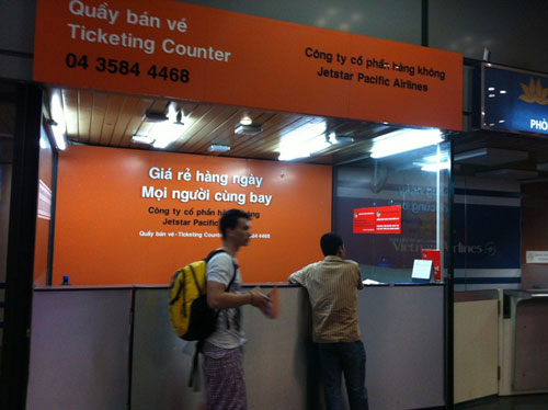 
	Cũng giống như các phòng vé tại sân bay Tân Sơn Nhất, những người đồng nghiệp ở sân bay Nội Bài cũng đã rất "sáng tạo" khi gán cho quầy vé của họ cái tên “Ticketing counter” trong khi chúng đơn thuần chỉ là “Ticket
	counter” - Ảnh: Minh Hoàng