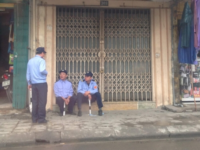 Lực lượng tự quản phường Đồng Tâm, Hai Bà Trưng (Hà Nội) làm việc tại đường Đại La sáng 31/3. Ảnh: PV