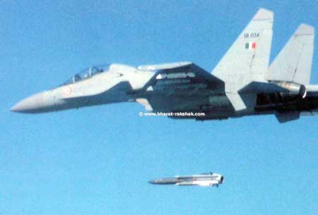 Tên lửa chống tàu siêu thanh Kh-31A phóng từ máy bay Su-30.