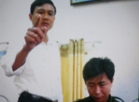 
	Ông Đào Đình Cương phó trưởng công an (áo trắng) lớn tiếng đe dọa không cho PV tác nghiệp