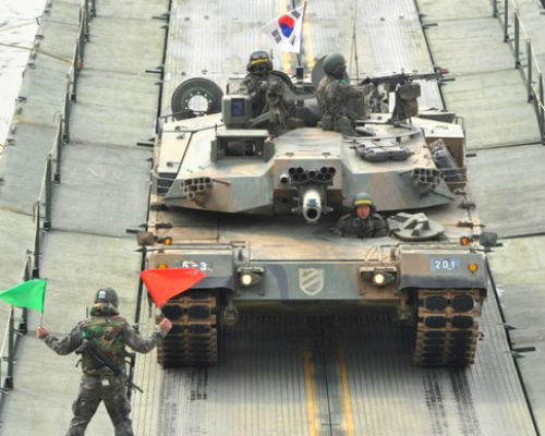 Xe tăng Hàn Quốc tham gia diên tậập tịị gầần khu phi quân sự liên  đới