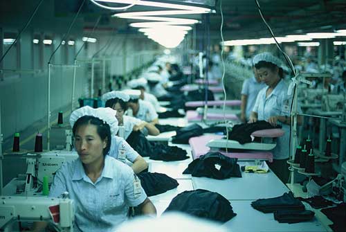 
	Công nhân làm việc trong khu công nghiệp Kaesong (Triều Tiên).