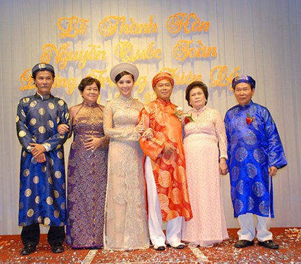 
	Thiên Lý cùng chồng và gia đình trong lễ thành hôn. Bà Tư Hường là người thứ 2 bên phải