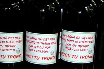 
	Những chai "rượu tự trọng" từng được gửi đến những người đứng đầu ở VFF