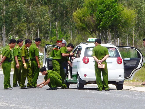 
	Cơ quan chức năng đang khám nghiệm hiện trường vụ việc tài xế xe taxi Mai Linh bị giết hại