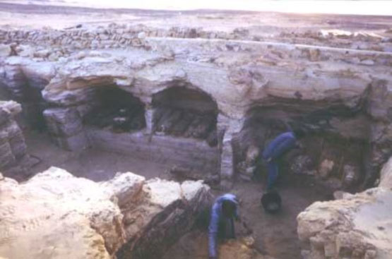 Hiện trường khai quật một khu hầm mộ giữa chốn Bahariya heo hút.