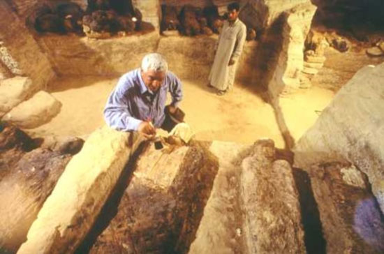 Tổng Giám đốc Z. Hawass đang đánh dấu các di chỉ vừa phát hiện.