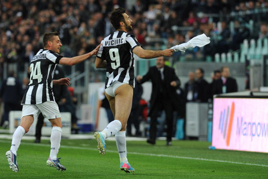 Vucinic cởi quần ăn mừng chiến thắng của Juventus