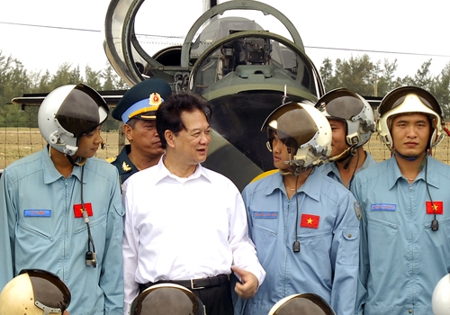 Thủ tướng Nguyễn Tấn Dũng trò chuyện cùng các chiến sĩ phi công Trung đoàn Không quân 910.Ảnh: VGP/Nhật Bắc