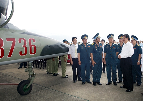 Thủ tướng Nguyễn Tấn Dũng nghe báo cáo về công tác huấn luyện chiến đấu tại Trung đoàn Không quân 910. Ảnh: VGP/Nhật Bắc