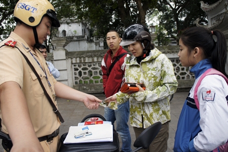 Học sinh, mũ bảo hiểm, cảnh sát giao thông