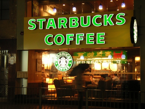 Khẩu chiến cà phê Starbucks và cách tiếp thị kiểu Mỹ