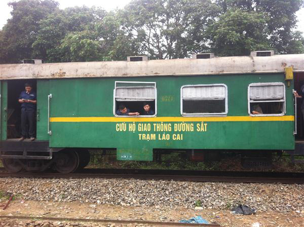 Tàu Lào Cai - Hà Nội bị trật đường ray