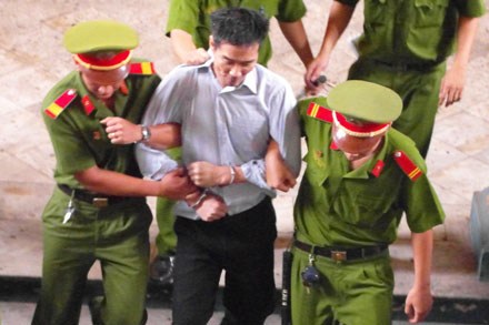 
	Sau phiên tòa, các chiến sĩ công an phải một phen vất vả mới đưa được Minh lên xe để trở về trại giam.