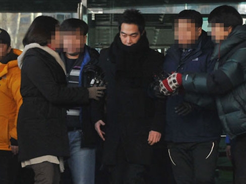 Nam ca sỹ Hàn lĩnh án 5 năm tù vì tội hiếp dâm 1
