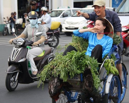 Đàm Vĩnh Hưng đạp xích lô chở Hồ Ngọc Hà bán rau