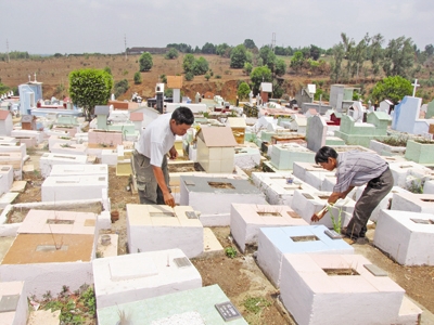 Nghĩa trang Đồng Nhi, anh Phụng (trái) và anh Lễ thắp nhang cho các cháu