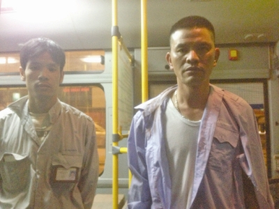 Tài xế Nhân (phải) và phụ xe Thọ (trái) sau khi bị tấn công
