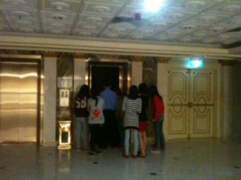 Tràng Tiền Plaza mất điện, khách kẹt trong thang máy