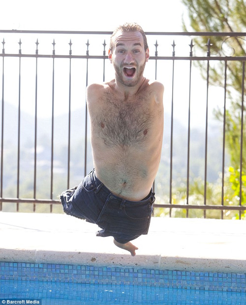 
	Nick Vujicic với những hình ảnh nổi tiếng trên toàn thế giới.