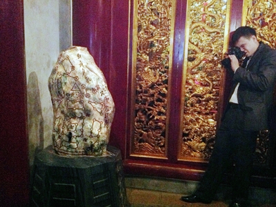 
	"Hòn đá lạ" ở Đền Thượng, Đền Hùng đang gây xôn xao cư dân mạng.