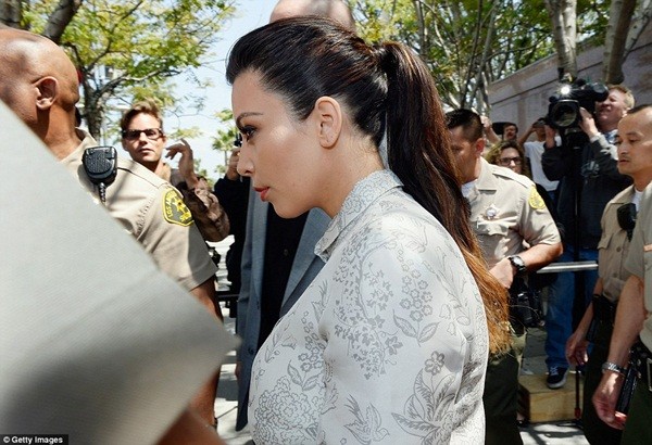Kim Kardashian huy động gần 10 cảnh sát làm vệ sỹ khi ra tòa 3