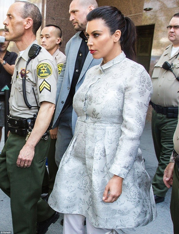 Kim Kardashian huy động gần 10 cảnh sát làm vệ sỹ khi ra tòa 4