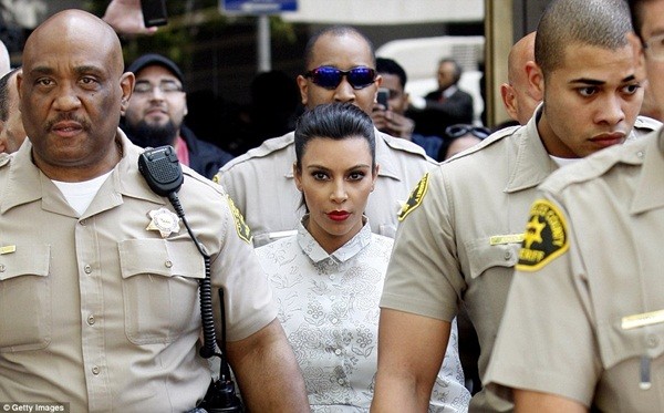 Kim Kardashian huy động gần 10 cảnh sát làm vệ sỹ khi ra tòa 6