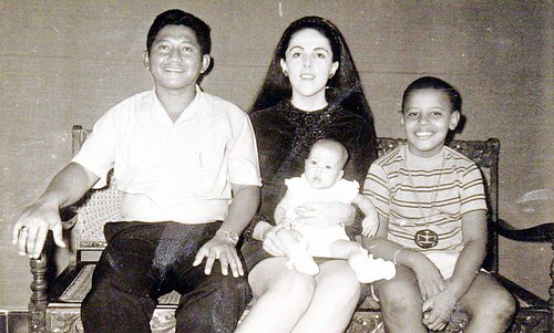 Bức ảnh được chụp tại Jakarta, bao gồm bà Ann Dunham Lolo Soetoro (người chồng thứ 2 của bà), con gái Maya và Barack Obama.