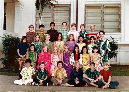Năm 1972, Obama quay trở lại Hawaii và theo học lớp 5 tại trường tiểu học Punahou. Ông đứng thứ 3 từ trái sang hàng sau cùng trong ảnh.