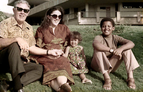 Ông ngoại Stanley Dunham, mẹ Stanley Ann,  em gái Maya và Barack Obama chụp ảnh cùng nhau tại Hawaii vào những năm 1970.