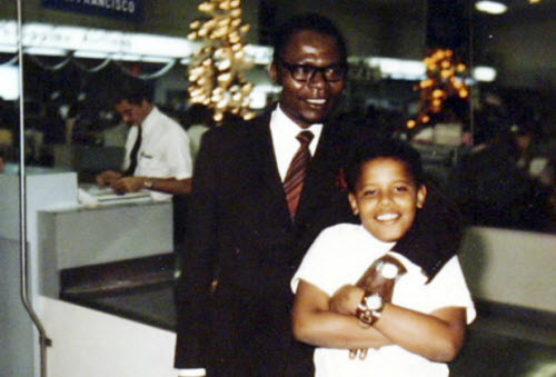 Một bức ảnh hiếm hoi cậu bé Obama chụp ảnh với người cha ruột của mình tại sân bay Honolulu, Hawaii.