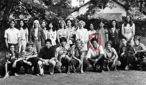 Barack Obama chụp chung với bạn bạn tại trường trung học Punahou. Khi đó, ông không phải là học sinh xuất sắc và thường xuyên phải mượn vở của bạn để chép bài.